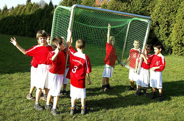 Die neuen Minitore knnen die Zweitkl...s mssen sie erst noch hineinwachsen.   | Foto: Murgtalschule