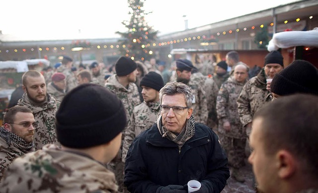 Verteidigungsminister Thomas de Maizi...ucht deutsche Soldaten in Afghanistan.  | Foto: afp