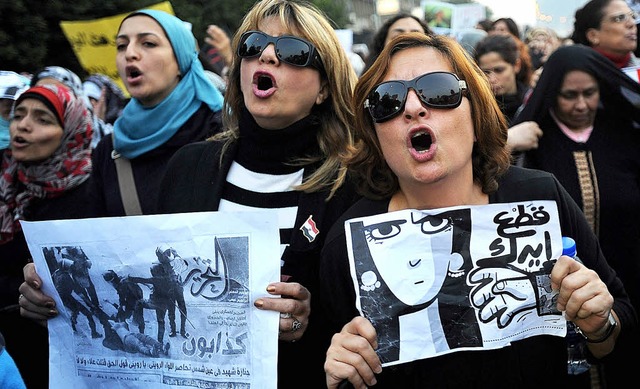 Eine gyptische Demonstrantin zeigt ei... dem Soldaten eine Frau misshandeln.    | Foto: DPA