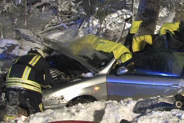 Schwerverletzte bei Unfall auf schneeglatter Fahrbahn