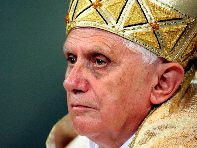 Hat die Leitungsvollmacht: Papst Benedikt XVI.   | Foto: dpa
