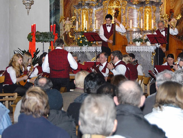 Gut besucht das Kirchenkonzert des Man...nd Gitarrenorchesters Kiechlinsbergen.  | Foto: Roland Vitt