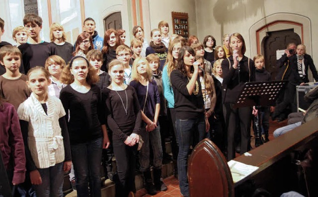 Der Unterstufenchor mit groer Besetzu..., Soli: Marlene Hipp und Ellinor Amini  | Foto: Dagmar Barber