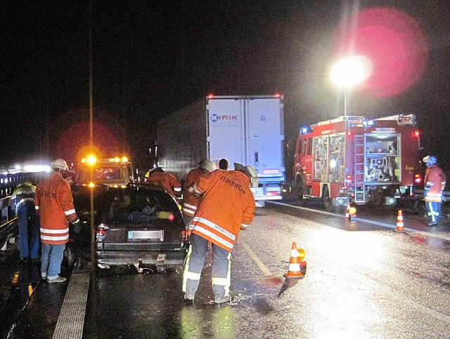 Als das Auto auf der A5 mit der Leitpl... lste sich der Autotransportanhnger.  | Foto: Feuerwehr