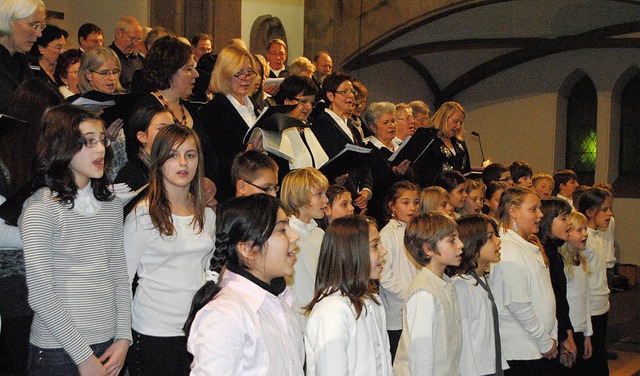 Der Sponti- und der Chor der Rosenburg... beider Grundschulen in Mllheim auf.   | Foto: Beatrice Ehrlich