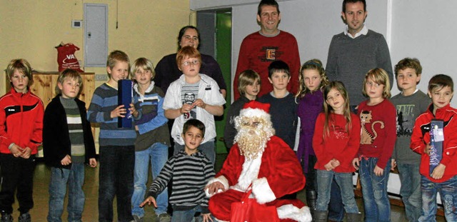 Die Jugendspieler erhielten Geschenke vom Nikolaus.  | Foto: herbert trogus