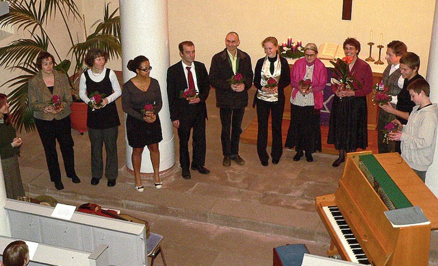 Die Mitwirkenden der Hausener Abendmus...Susanne Bhler  ein kleines Geschenk.   | Foto: georg diehl