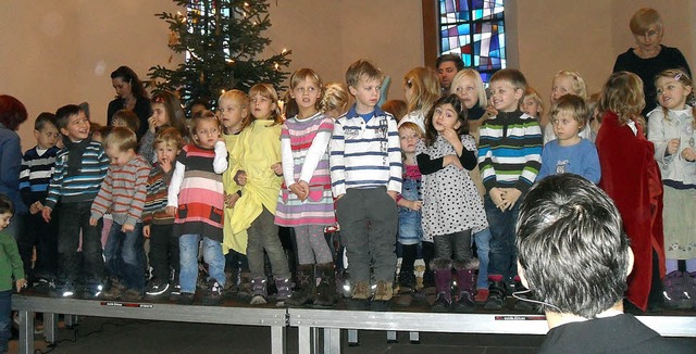 Groer Auftritt: Die Kinder des Frbelkindergartens beim Adventsgottesdienst.   | Foto: Privat