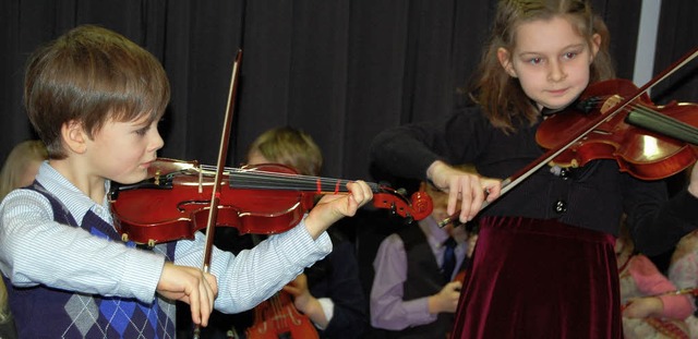 Hochkonzentriert spielten der sechsjh...r  das Lied &#8222;Winter ade&#8220;.   | Foto: Melanie Dramac