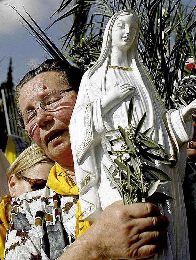 Religise Inbrunst: eine Glubige mit einer Mutter-Gottes-Statue  | Foto: usage Germany only, Verwendung nur in Deutschland