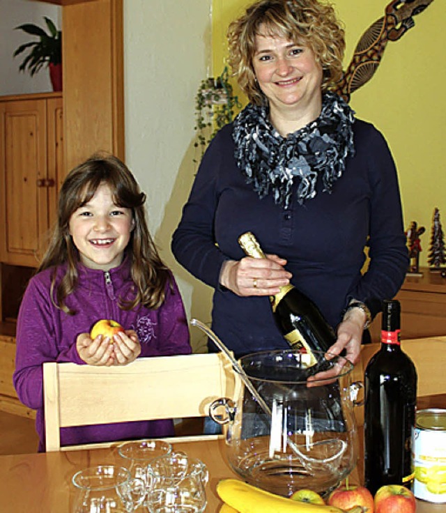 Amaretto und Lebkuchengewrz sind das ... Fr Tochter Lena gibt es Kinderbowle.  | Foto: Christa Maier, Christa Maier