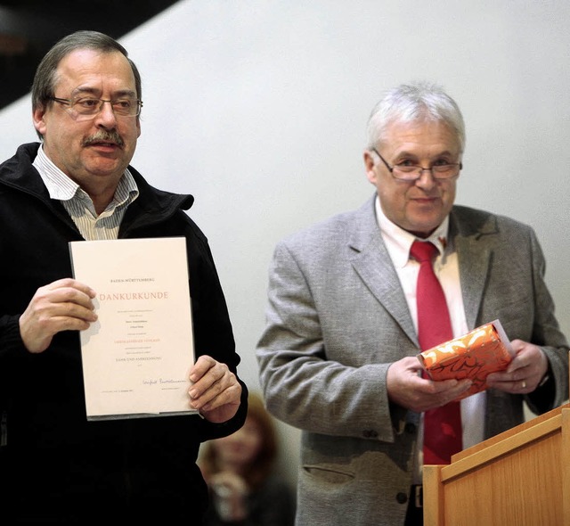 Rektor Hans Lgler (rechts) berreicht...Dankurkunde fr 40 Jahre Schuldienst.   | Foto: Christoph Breithaupt