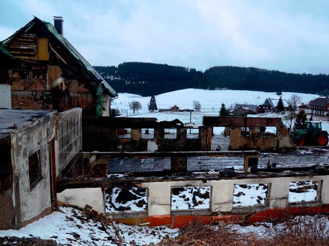 Von dem abgebrannten konomiegebude steht nur noch die Brandruine  | Foto: annemarie zwick