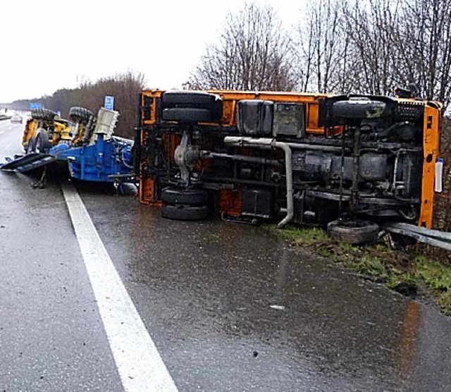 Bser Unfall, keiner verletzt: Das Gespann blieb am Rand liegen.   | Foto: bz