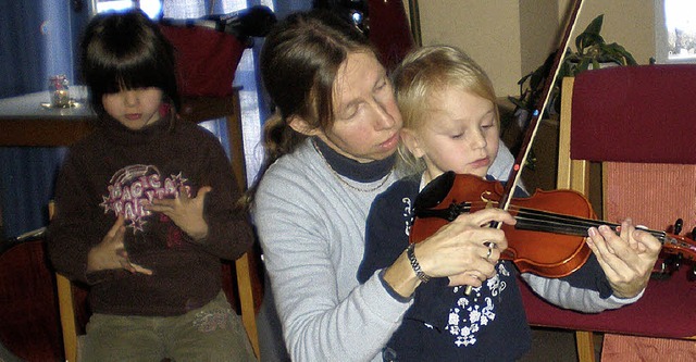 Saiten greifen, Bogen streichen &#8211...an tun muss, damit eine Geige klingt.   | Foto: BZ