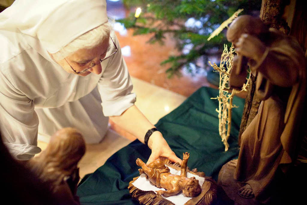 Weihnachten im Kloster: Sr. Noemi  stellt die Krippe in der Kapelle auf.