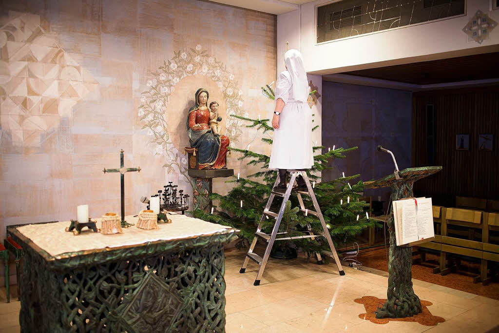 Weihnachten im Kloster: Sr. Noemi schmckt den Weihnachtsbaum in der Kapelle.