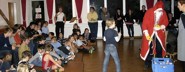 Der Nikolaus beschenkt die Kinder der SG Eichen.   | Foto: Privat