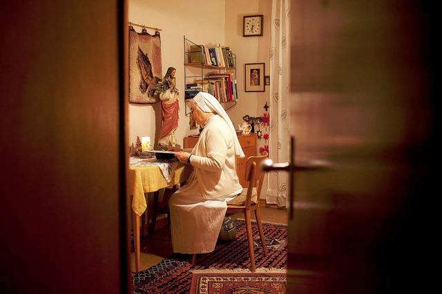 Blick ins private Refugium:  Schwester Noemi bei abendlicher Bibellektre  | Foto: Fabian Fiechter / FH Hannover