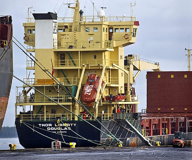 Die Thor Liberty im Hafen  Kotka   | Foto: DPA