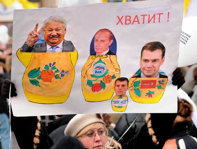 Demonstranten stellen Putin und Medwedew in eine Reihe mit Boris Jelzin.  | Foto: AFP