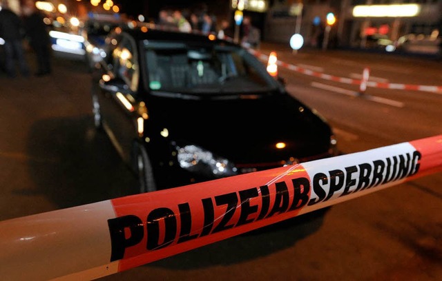Der Tatort der Schieerei in Heilbronn ist mit einem Absperrband gesperrt.  | Foto: dpa