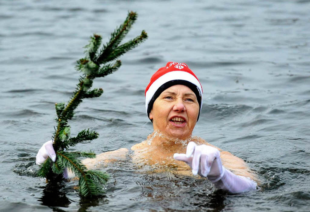 Die Eisbader treffen sich traditionell am ersten Weihnachtsfeiertag zum Winterschwimmen. Die Eisbader treffen sich traditionell am ersten Weihnachtsfeiertag zum Winterschwimmen.