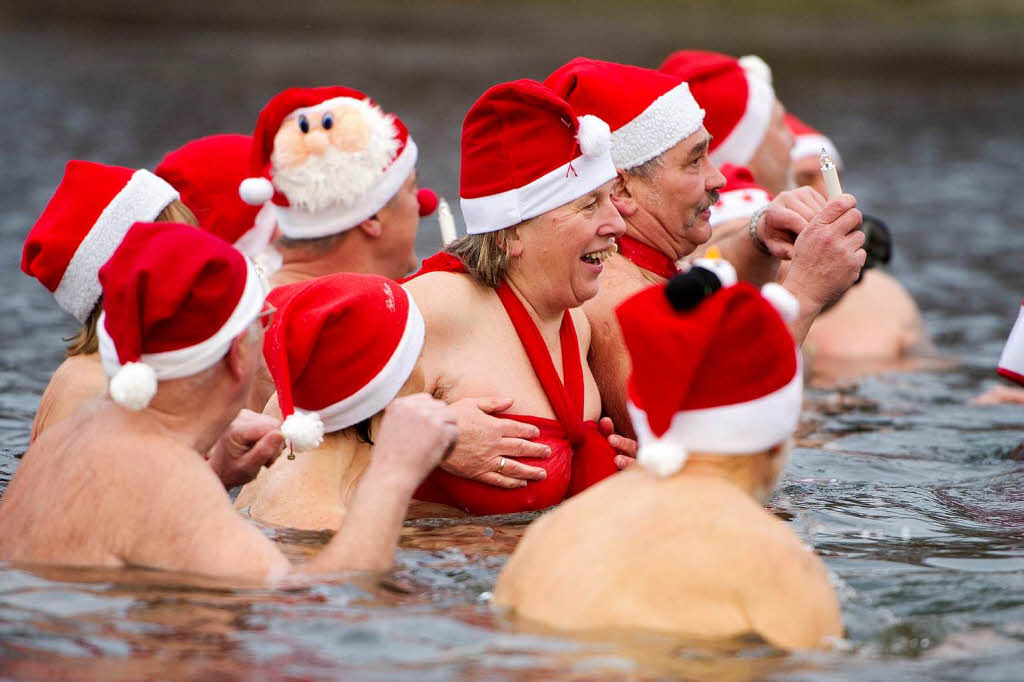 Die Eisbader treffen sich traditionell am ersten Weihnachtsfeiertag zum Winterschwimmen. Die Eisbader treffen sich traditionell am ersten Weihnachtsfeiertag zum Winterschwimmen.