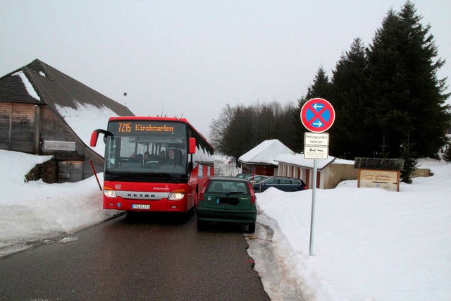 Trotz Halteverbotsschildern parken an ...Zufahrt zum Hotel &#8222;Halde&#8220;.  | Foto: Michael Saurer