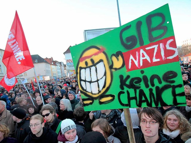 Tausende Menschen in Bielefeld demonst...igabend gegen einen Neonazi-Aufmarsch.  | Foto: dpa
