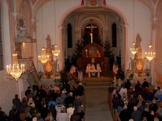 Pfarrer Olaf Winter hie Glubige aus ...i der Christmette herzlich willkommen.  | Foto: Binner-Schwarz