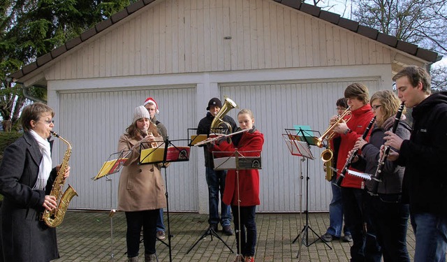 Mit Weihnachtsliedern erfreuten Musike...ten im Krankenhaus verbringen mussten.  | Foto: Binner-Schwarz