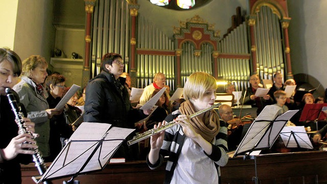 Kirchenchor, Solisten und Orchester gestalten den Festgottesdienst musikalisch.   | Foto: Heidi Fssel