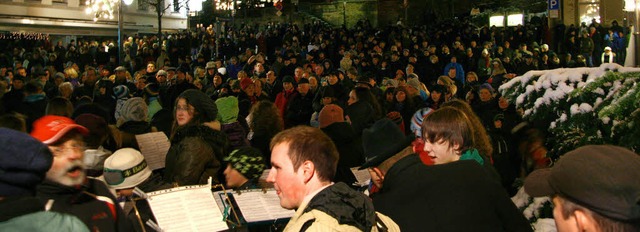 Stadtmusik, Jugendkapelle und Mnnerch...d Hunderte von Besuchern  sangen mit.   | Foto: Eva Korinth