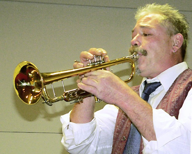 Horst Hfele zeigte sich als brillanter Trompeter und gewandter Ansager.   | Foto: georg diehl