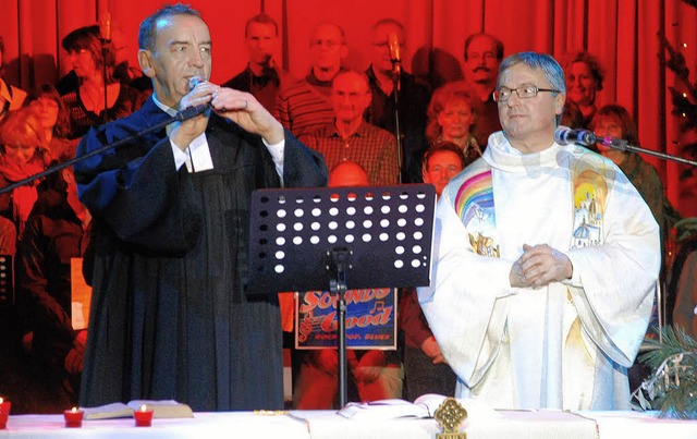 Norbert Groklaus (links) und Kozelebr...; im Hintergrund der Chor Sounds Good   | Foto: G. Siefke