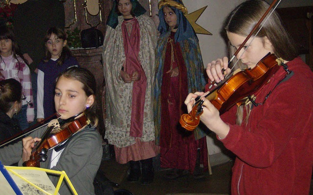 Laura Fasihi (links) und Larissa Mutte...ng mit ihrem wundervollen Geigenspiel.  | Foto: Claudia Marchlewski