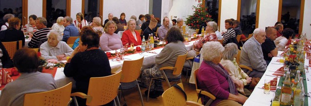 Bei der Weihnachtsfeier der Caritas im...r Atmosphre miteinander ins Gesprch.  | Foto: Ralph Fautz