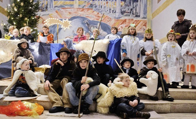 Eine Menge kleiner Darsteller wirkten ...amiliengottesdienst in Rickenbach mit.  | Foto: Lisa Koschoreck