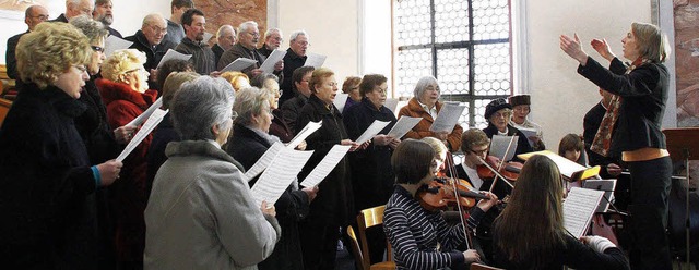 Tradition: Die Missa Brevis von Mozart dirigiert von Hilke Polley (rechts).   | Foto: ARCHIVFOTO: HILLER
