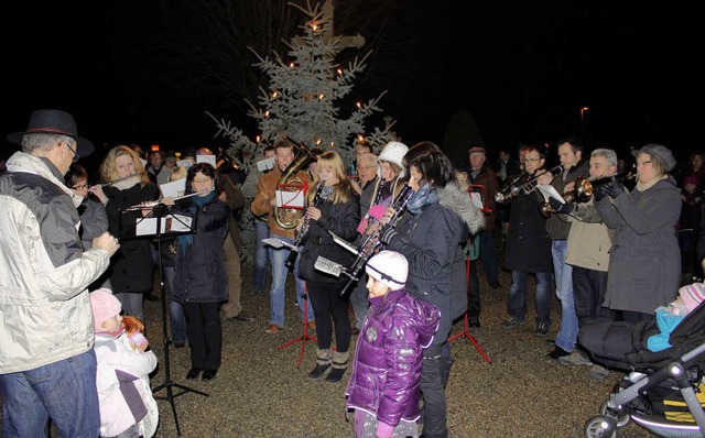 Singen auf dem Hartheimer Friedhof zum Gedenken an die Verstorbenen.  | Foto: otmar faller