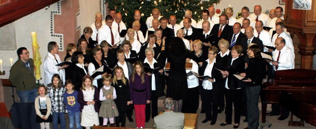 Gemeinsam mit den Besuchern sangen der...chtsbaum &#8222;O du frhliche&#8220;.  | Foto: Reinhard Cremer