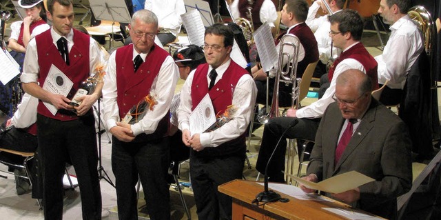 Die geehrten Aktiven des Musikvereins ...rbandsprsident des OBV, Georg Mayer.   | Foto: Monika Rombach