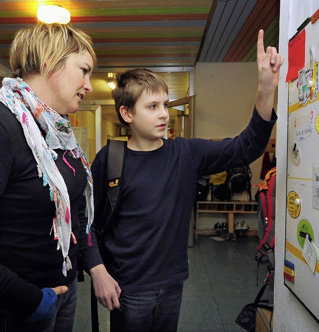 Zeig mal: Georg und Sandra Knauber besprechen den Wochenarbeitsplan.  | Foto: Thomas Kunz