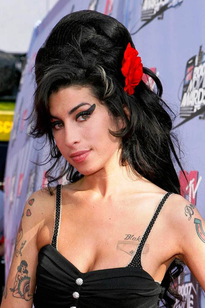 23. Juli, Amy Winehouse (27): Die britische Sngerin war eine der erfolgreichsten Soulsngerinnen. Sie kmpfte jedoch stndig mit ihrer Drogenabhngigkeit und starb an einer Alkoholvergiftung.