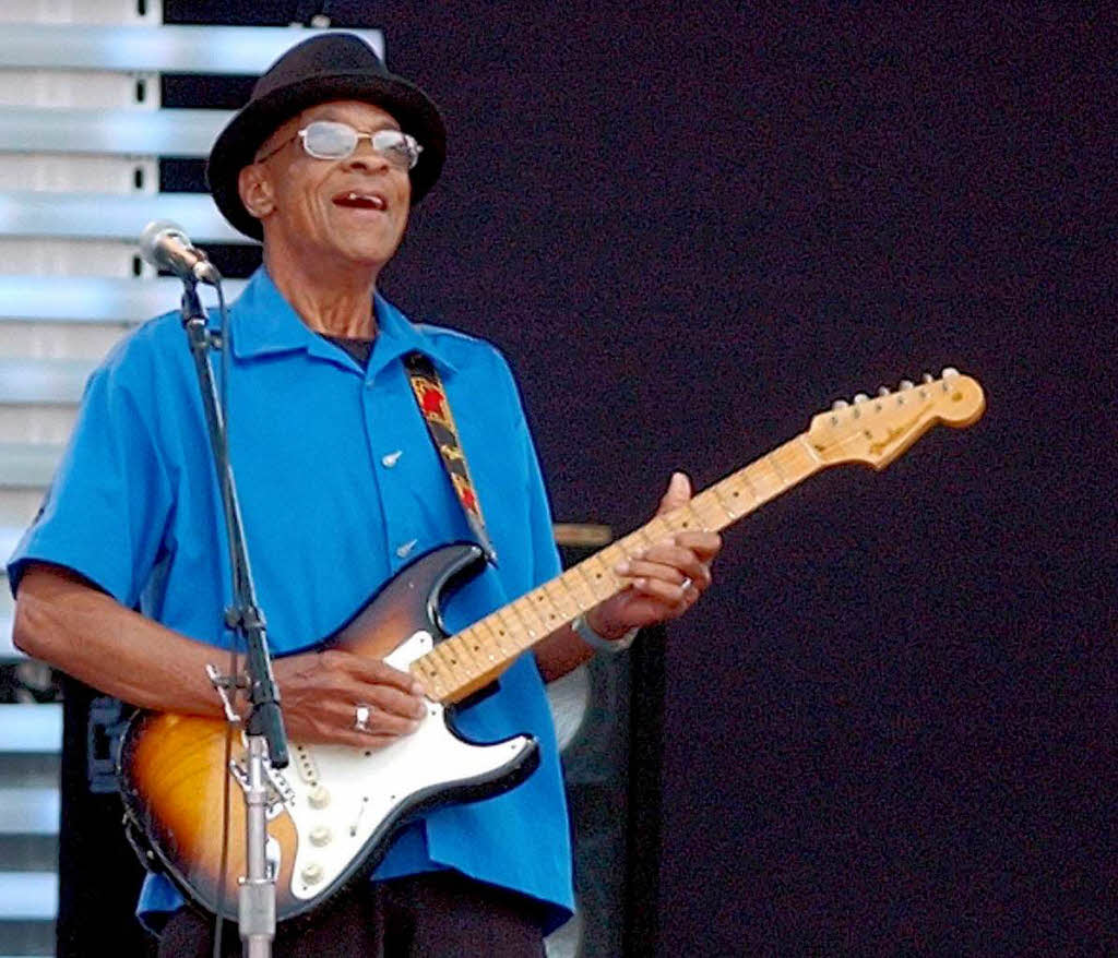 4. Dezember, Hubert Sumlin, (80): Der Musiker, der besonders als Leadgitarrist der Band von Howlin’ Wolf bekanntwurde, hatte mit seinem Stil Jimi Hendrix, Eric Clapton, Keith Richards und andere Gitarrenlegenden beeinflusst. Das Musikmagazin „Rolling Stone“ zhlte ihn zu den 50 grten Gitarristen aller Zeiten.