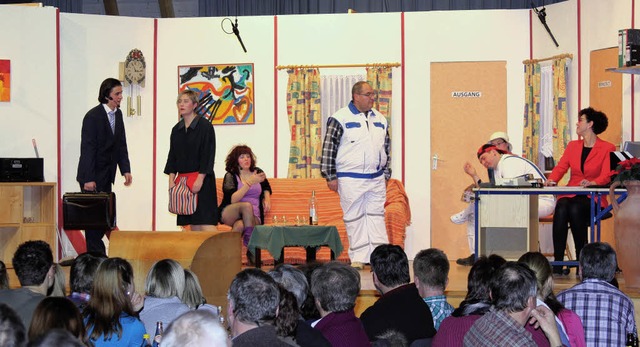 Eine junge Truppe von Laienschauspiele...um Kuckuck mit den Zwillingen&#8220;.   | Foto: GERT BRICHTA