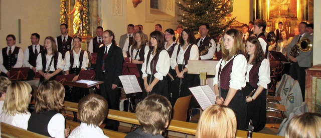 Der Musikverein bedankt sich beim aufmerksamen Publikum des Weihnachtskonzerts.   | Foto: Gaby beha