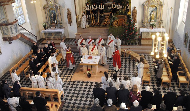 Amtseinfhrung in Amoltern: Domkapitul... weitere Diakone am Zelebrationsaltar.  | Foto: Roland Vitt