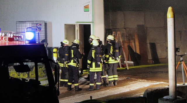 Auch Groeinstze hatte die Feuerwehr ...n Brand im Recyclinghof ausgebrochen.   | Foto: jul